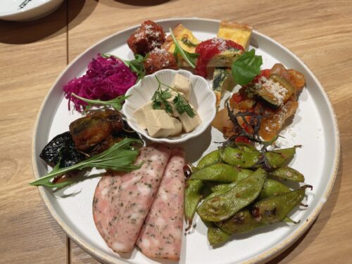 お皿に6種ほど入った前菜オードブル