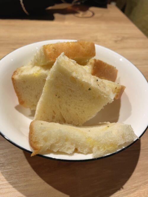 原価ビス鶏チーズのお通しのフォカッチャ食べ放題