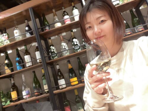 和ツィ自身がお店に行った時の写真です。ワインをにみながら楽しむ姿