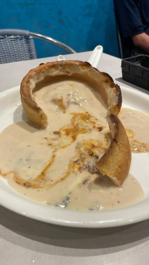 チーズたっぷりのピザを切ってチーズがとろけてる画像