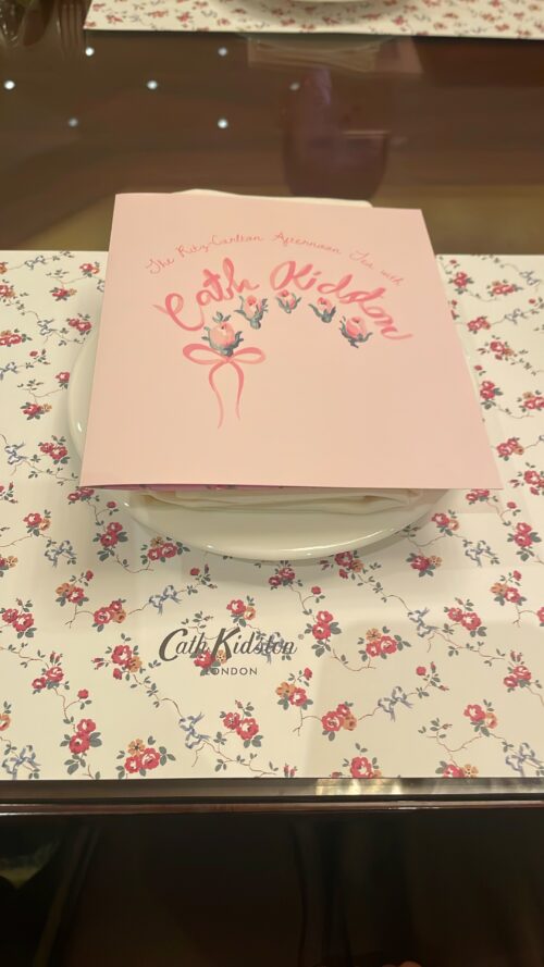 リッツカールトン大阪ロビーラウンジの花柄メニュー表