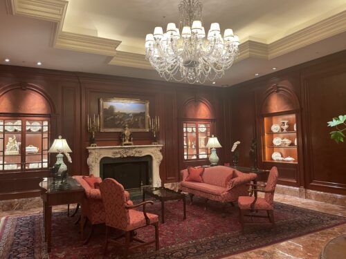 リッツカールトン大阪ロビーの豪華なシャンデリア