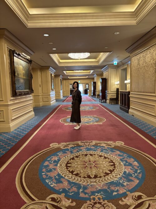 リッツカールトン大阪の2・3階に並ぶ絵画展示。美術館のような優雅な空間