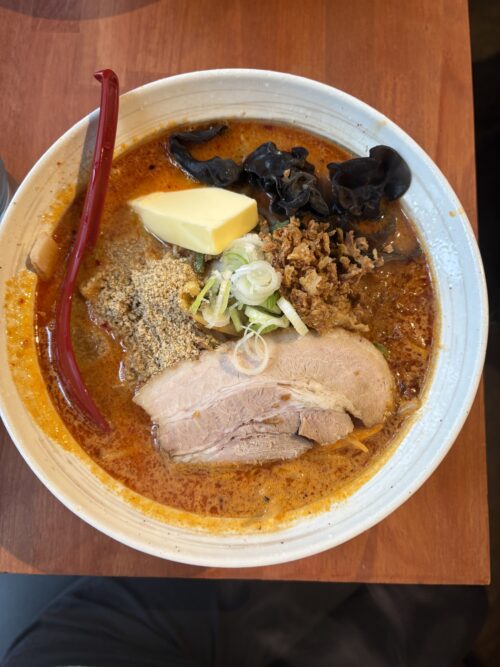 純札幌らーめん二代目味源の辛味噌ラーメン。堺市南区の人気店で、濃厚な味噌スープにバターをトッピングした一杯。