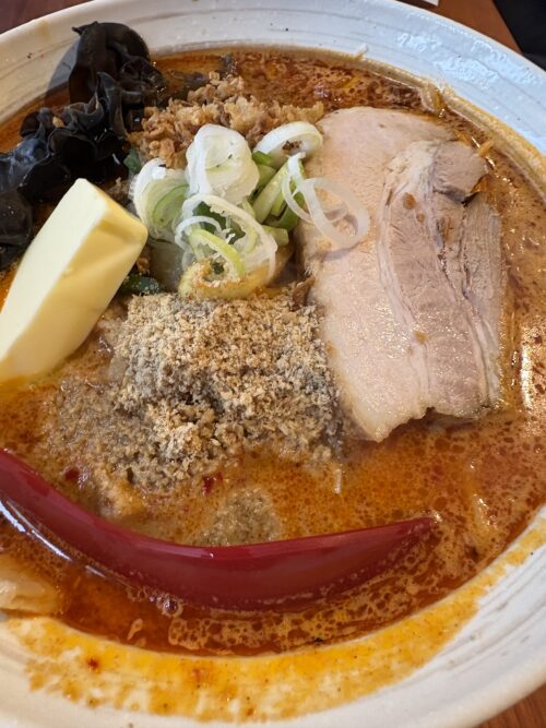 純札幌らーめん二代目味源の辛味噌ラーメン。もやし、玉ねぎ、メンマ、キクラゲ、チャーシュー、バターがのった具材たっぷりの一杯。