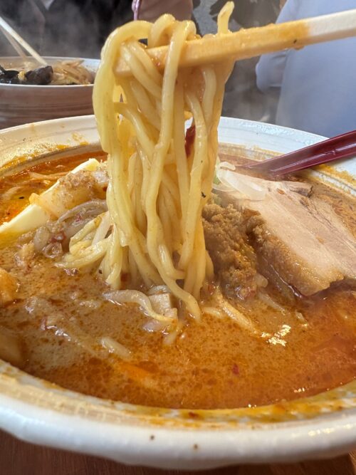 純札幌らーめん二代目の辛味噌ラーメン。スープによく絡むコシのある中太ちぢれ麺。