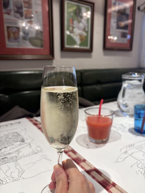 難波「サンタアンジェロ」のランチで頼んだスパークリングワイン。きめ細かな泡が美しいドリンク。