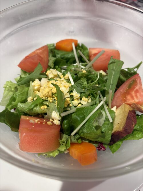 難波イタリアン「サンタアンジェロ」のランチセットに含まれる、トマトが鮮やかな彩り豊かな前菜サラダ。