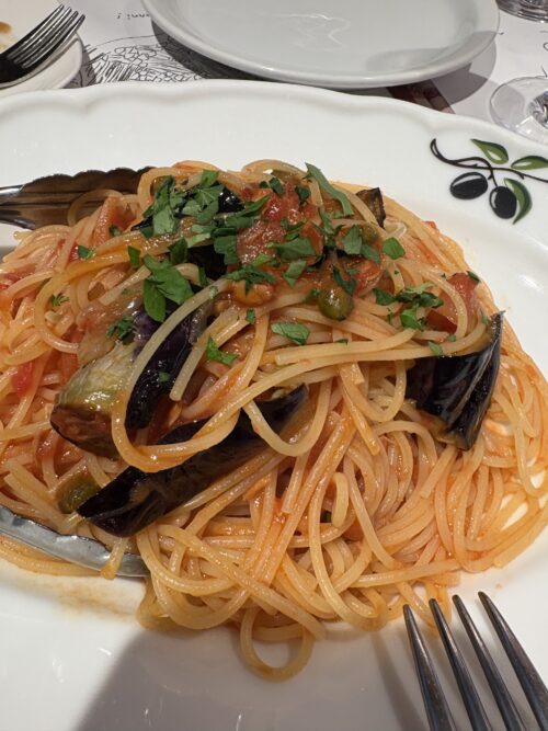 「サンタアンジェロ」のランチで選べるナスとトマトソースのパスタ。具材がたっぷり乗った一皿。