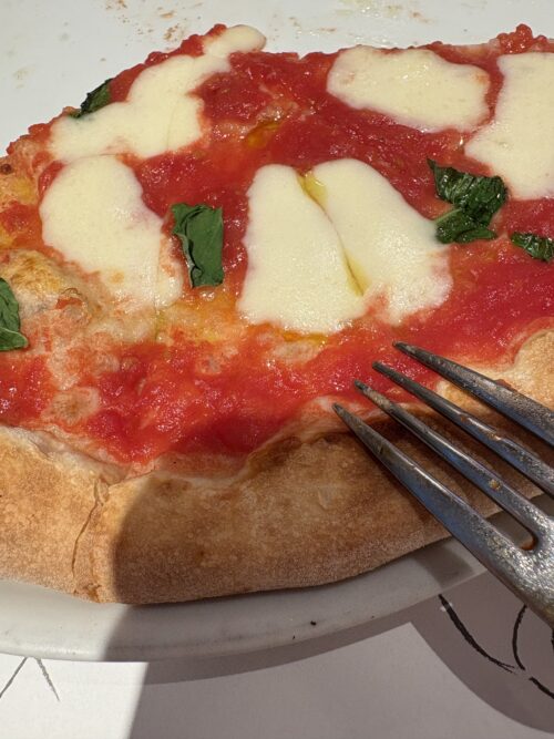 難波なんばCITY「サンタアンジェロ」の本格石窯焼きマルゲリータピザ。もちもちの生地とたっぷりのモッツァレラチーズ。