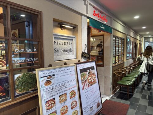 難波なんばCITY「サンタアンジェロ」の外観。赤と緑の看板が目印のイタリアンレストラン。