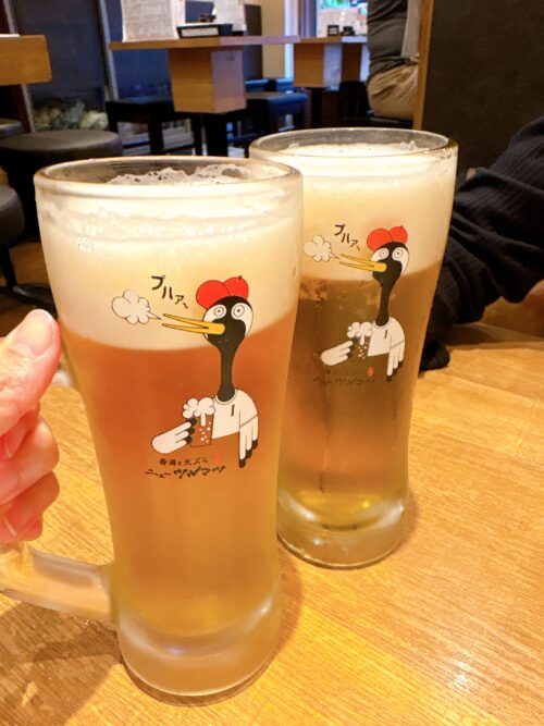 難波の居酒屋ニューツルマルで昼飲み、ビールで乾杯