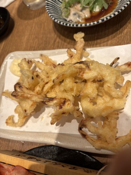 難波の居酒屋ニューツルマルで注文したイカの天ぷら。サクサク衣で子供とシェアしやすい一品