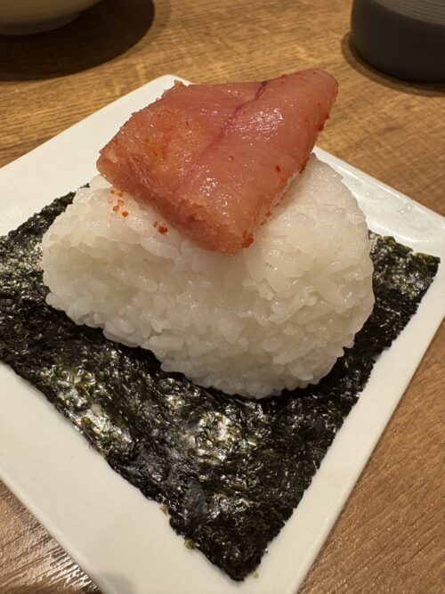 難波の居酒屋ニューツルマルで注文した子供用に、おにぎり。大きめの明太子が乗った食べやすいサイズ