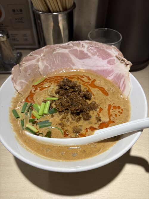 麺屋道頓 道頓堀本店のチャーシュー担々麺。胡麻の風味が濃厚なスープに、柔らかいチャーシューと麺が絡む一杯。