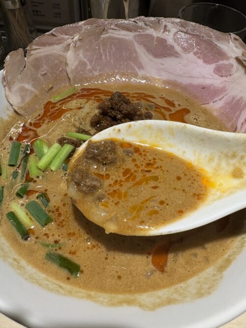 麺屋道頓 道頓堀本店で注文したチャーシュー担々麺。スープの見た目。
